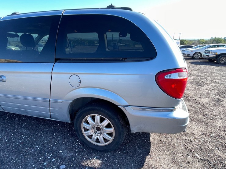 2005-chrysler-town-&-country-image-9