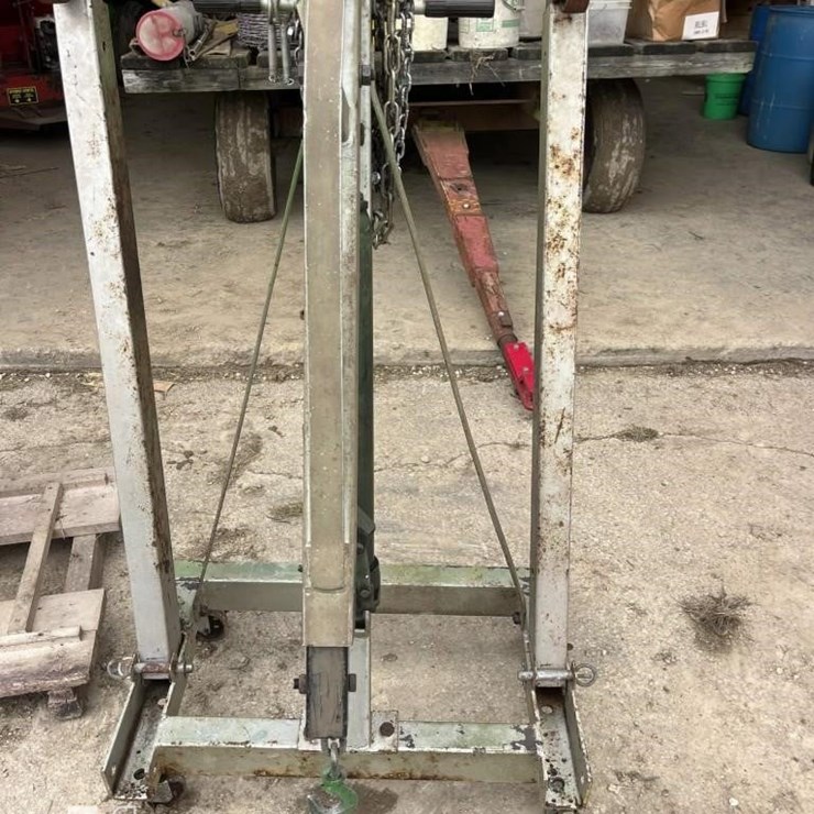 ENGINE HOIST