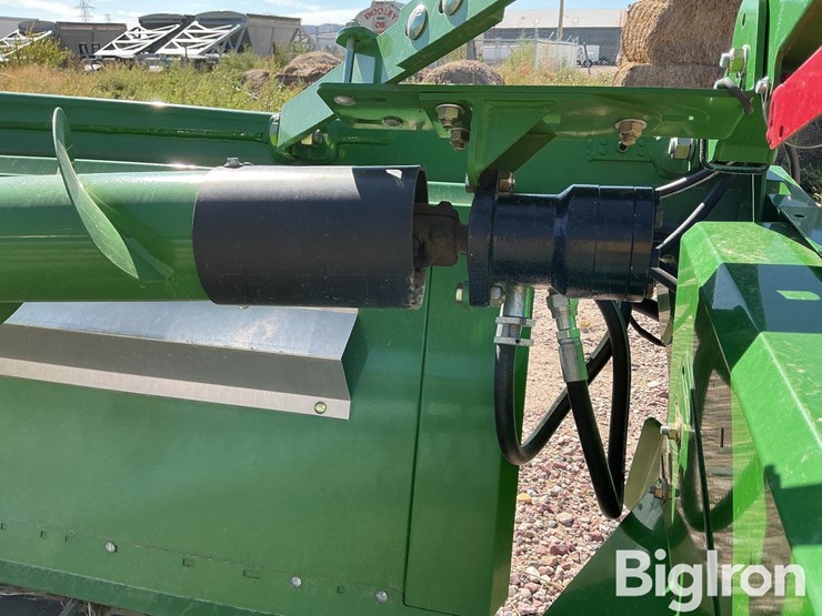 2021-john-deere-530d-image-11