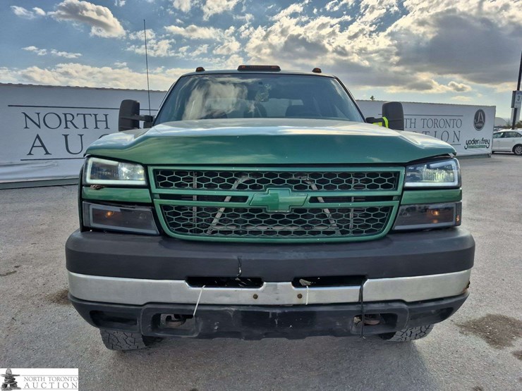 2005-chevrolet-silverado-2500hd-image-2