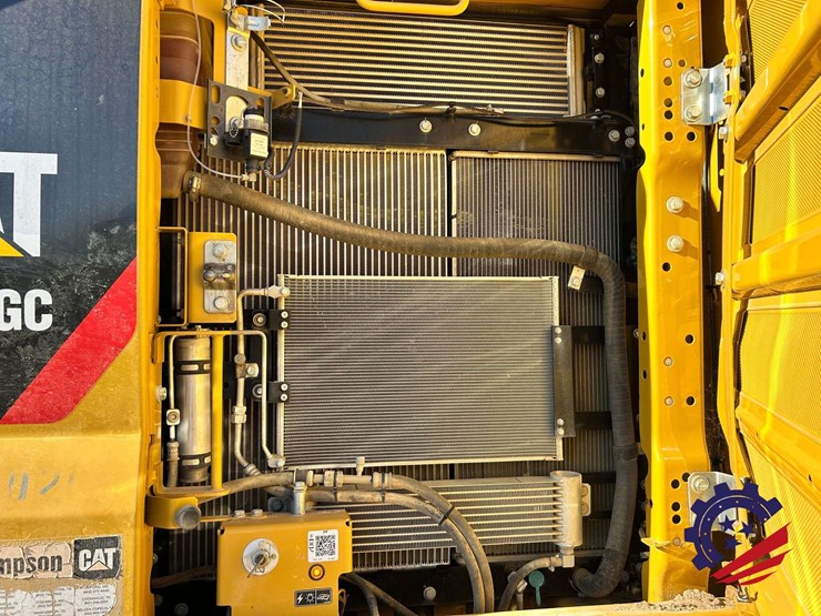 2018-caterpillar-320-image-64