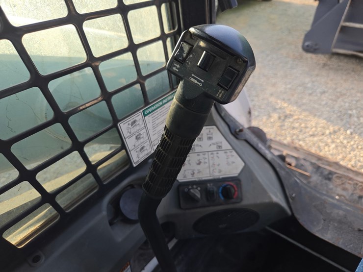 2014-bobcat-s570-image-41