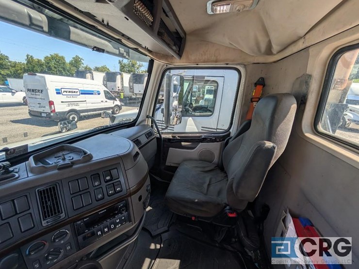 2018-volvo-10-image-22