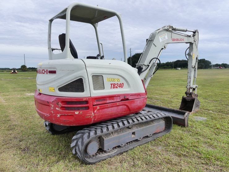 takeuchi-tb240-image-4