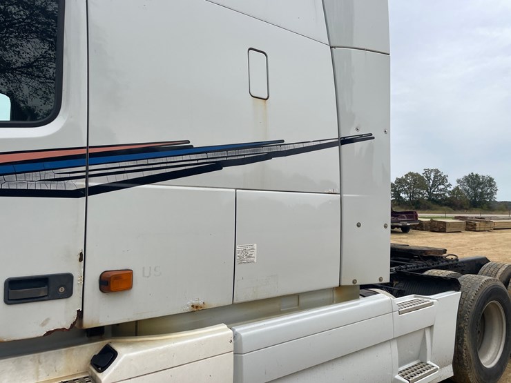 #101-•-2007-volvo-vnl-sleeper-semi-(has-wi-title)-image-33