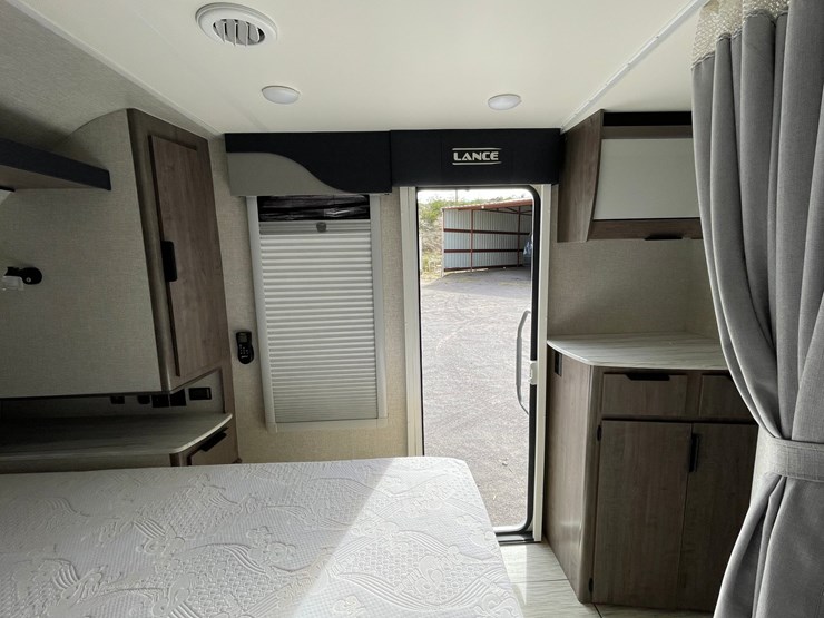 #2824-•-2022-lance-travel-trailer,-(has-new-mexico-title)-image-81
