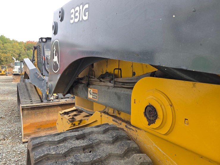 2020-deere-331g-image-22
