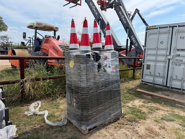 250pcs-pvc-traffic-cones-image-1