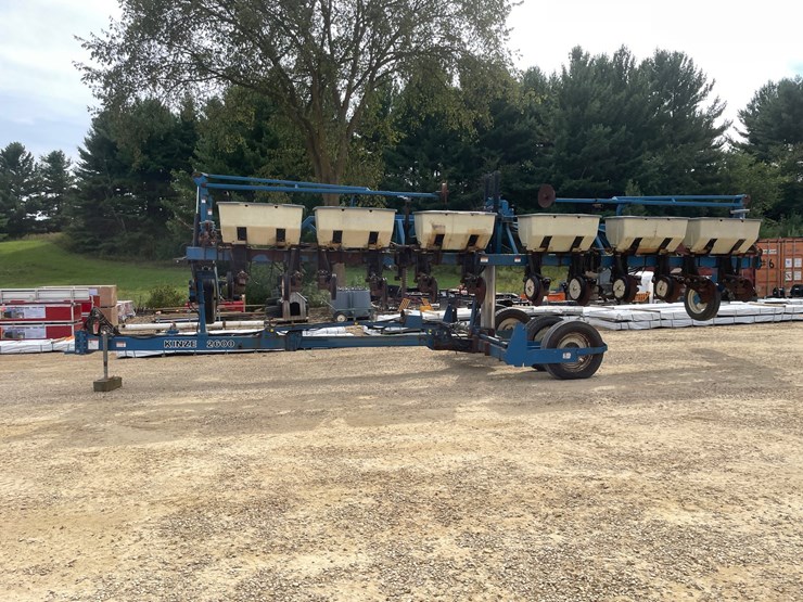 #1275-•-kinze-12'-corn-planter-image-2