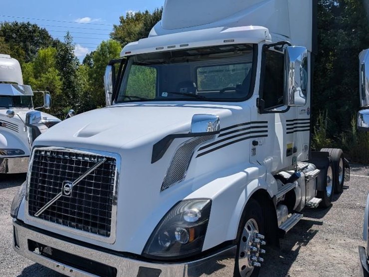 2018-volvo-10-image-1