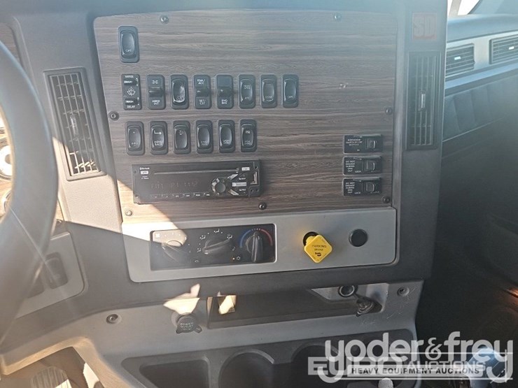 2019-freightliner-122sd-image-8