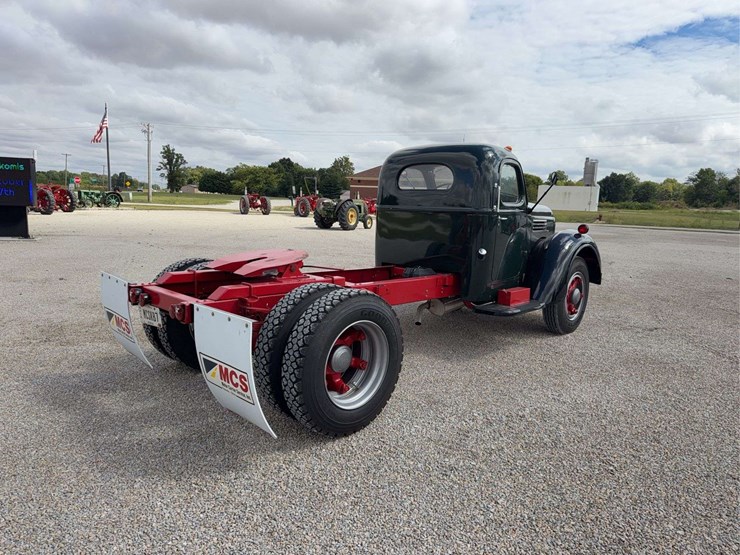 exceptional-international-kb-7-truck-with-fifth-wheel-hitch-image-5