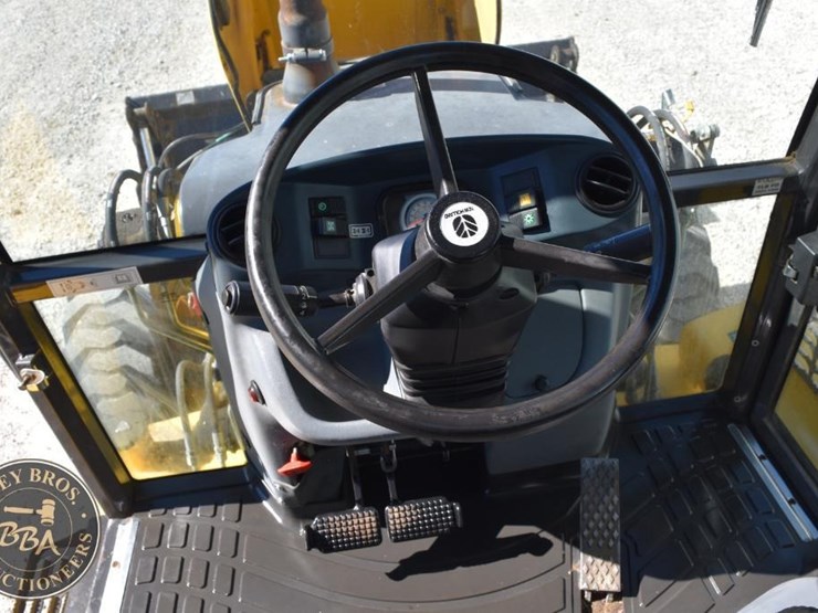 2013-new-holland-b110c-image-61