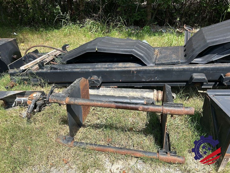 complete-roll-off-hoist-body-minus-the-tarper-rams,-tank,-plastic-fenders-image-3
