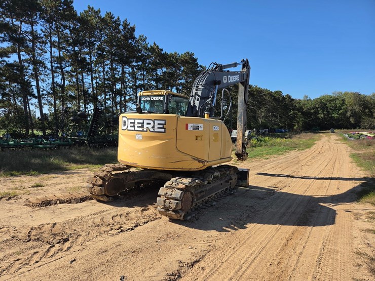 2011-deere-135d-image-5
