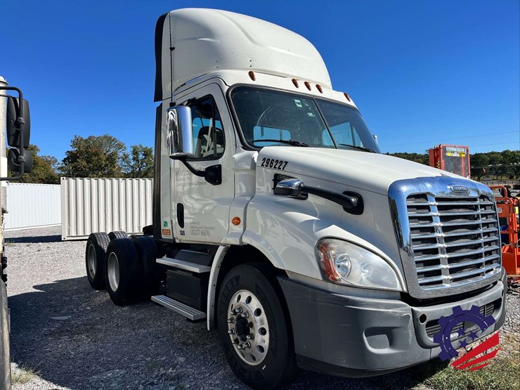 2017-freightliner-cascadia-t/a-truck-tractor-image-5