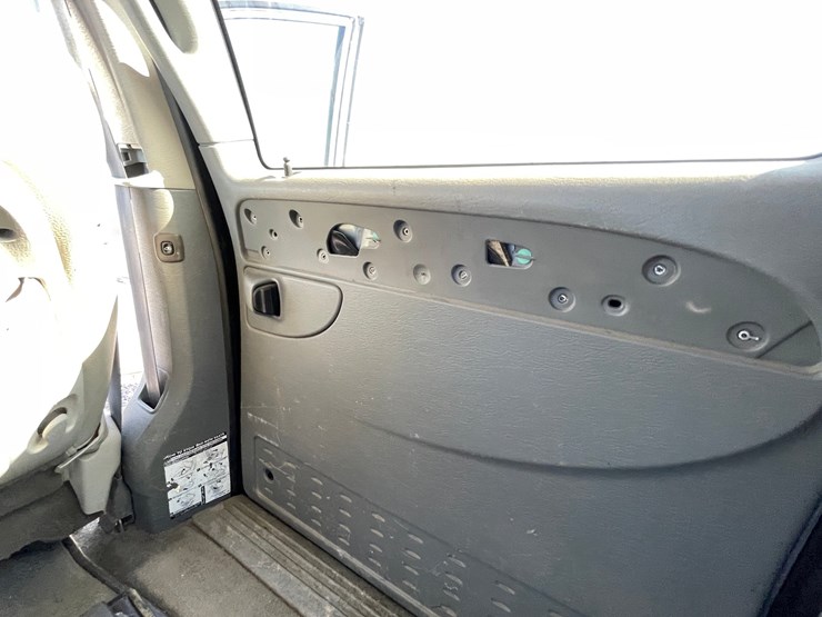 2005-chrysler-town-&-country-image-91