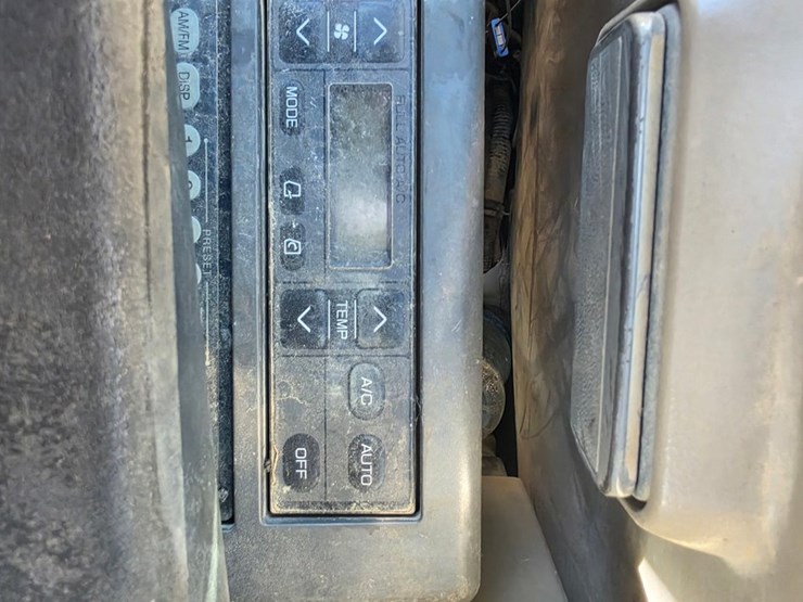 2011-deere-135d-image-26