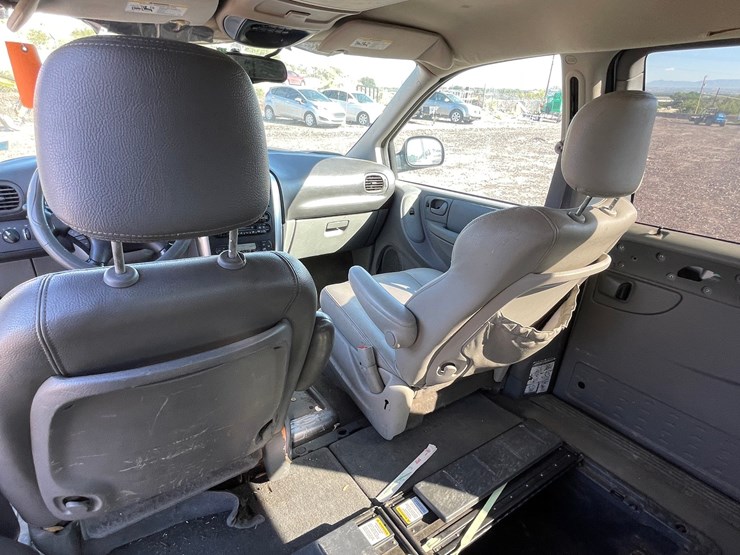 2005-chrysler-town-&-country-image-37
