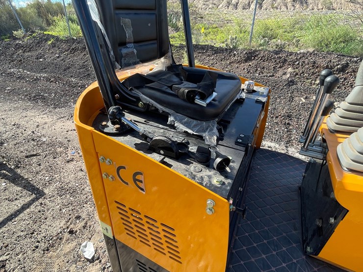 #3062-•-mini-excavator-image-21