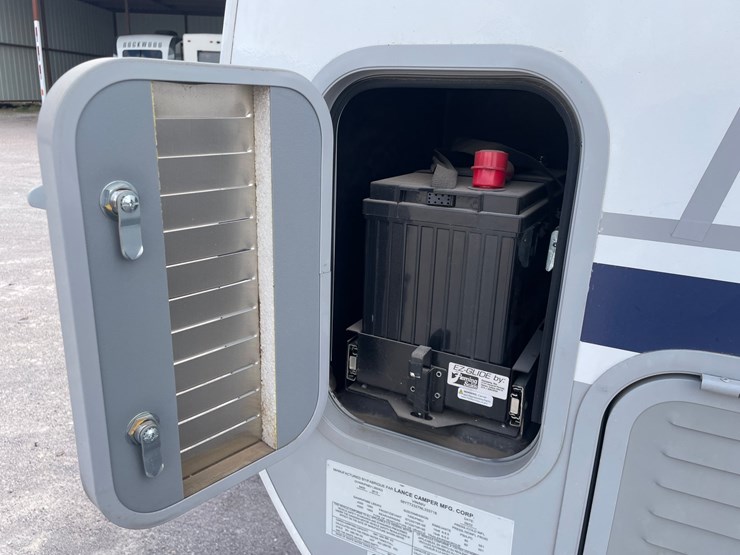 #2824-•-2022-lance-travel-trailer,-(has-new-mexico-title)-image-130