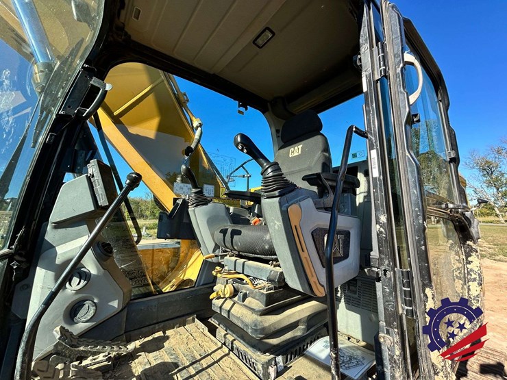 2018-caterpillar-320-image-81