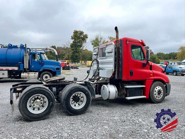 2014-freightliner-cascadia-t/a-truck-tractor-image-4