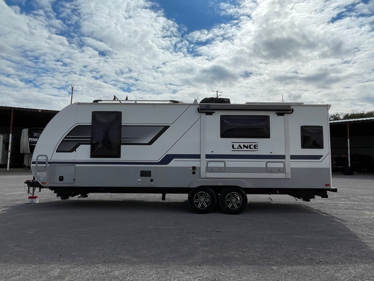 #2824-•-2022-lance-travel-trailer,-(has-new-mexico-title)-image-4