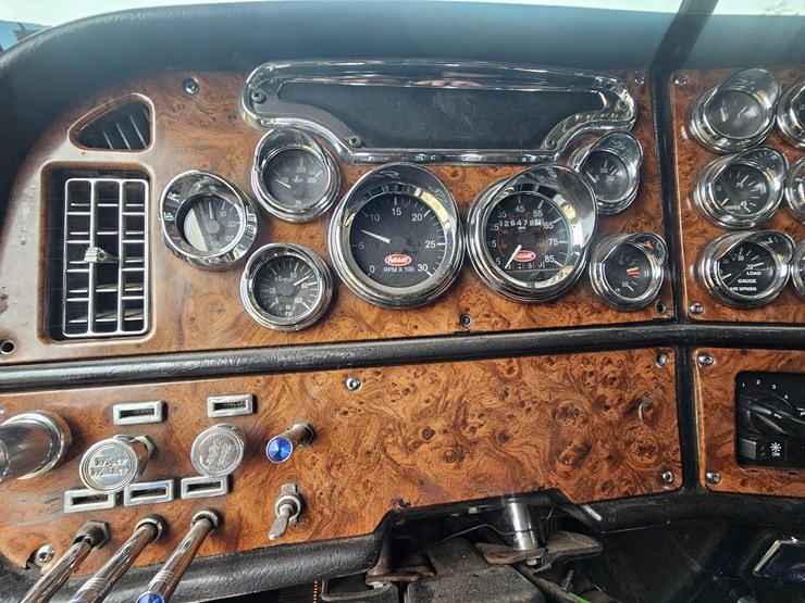 2001-peterbilt-379-image-60