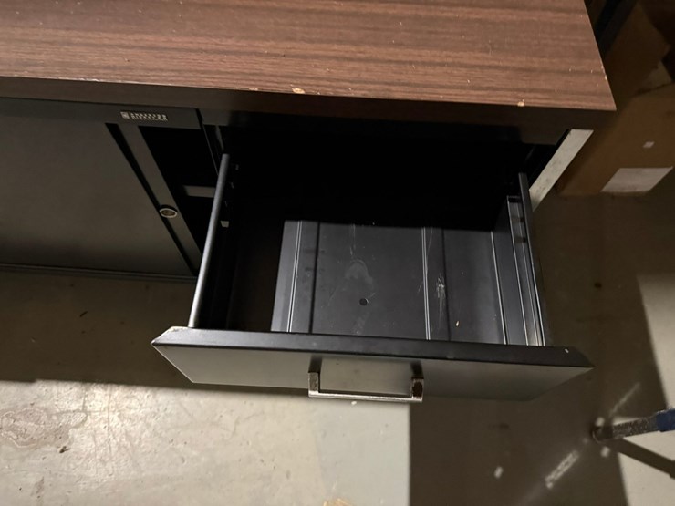 #42121-•-lot-of-desk,-chair-&-table-image-4