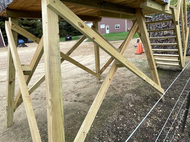 #1281-•-6'-x-6'-deer-blind-on-tower-with-steps-image-14