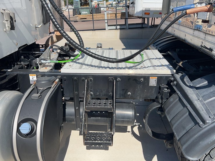 2018-peterbilt-579-image-39