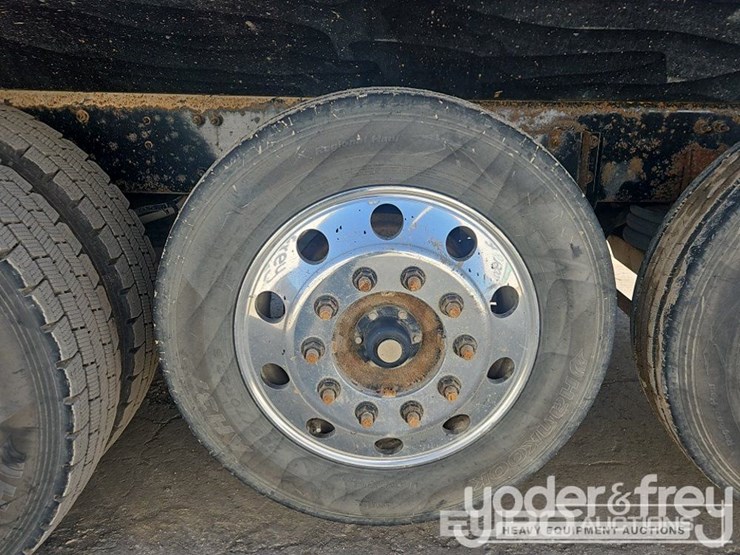 2019-freightliner-122sd-image-30