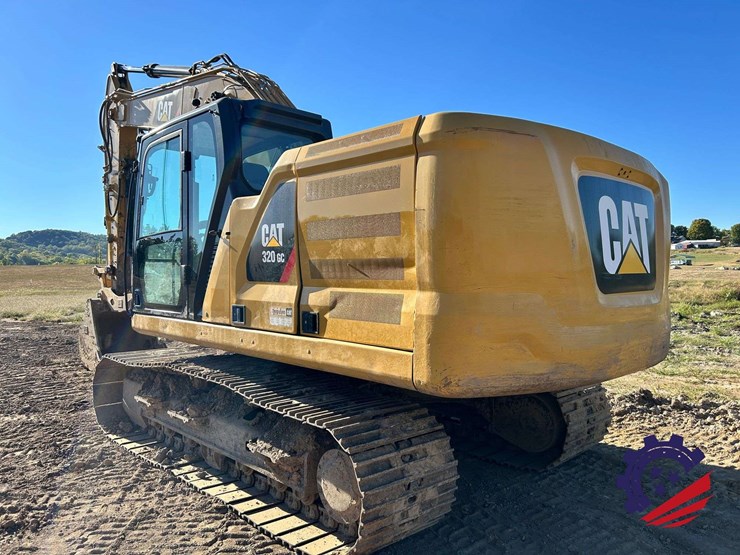 2018-caterpillar-320-image-3