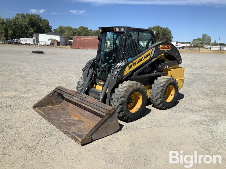 2020-new-holland-l228-image-1