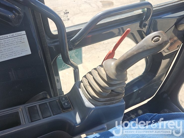 2015-deere-135g-image-32
