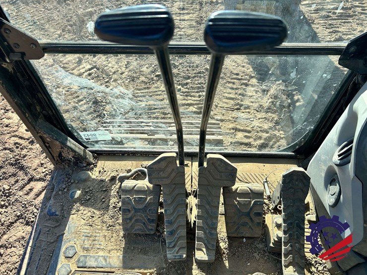 2018-caterpillar-320-image-95