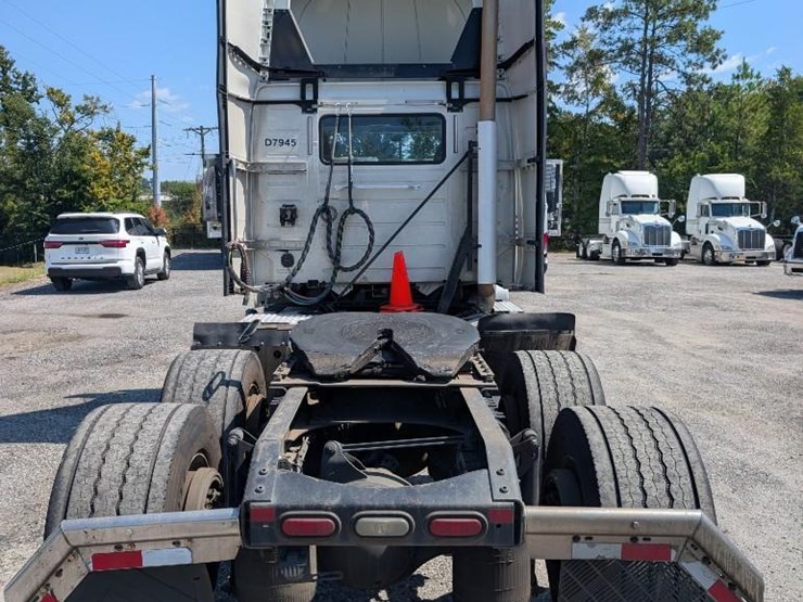 2018-volvo-10-image-9