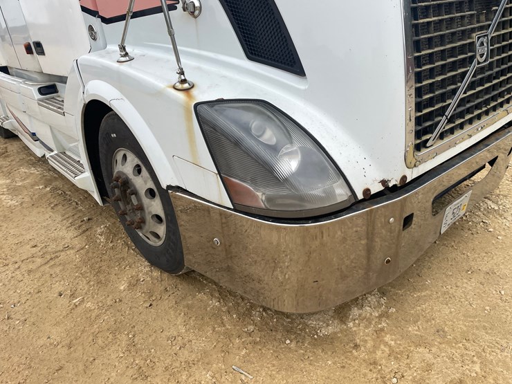 #101-•-2007-volvo-vnl-sleeper-semi-(has-wi-title)-image-15