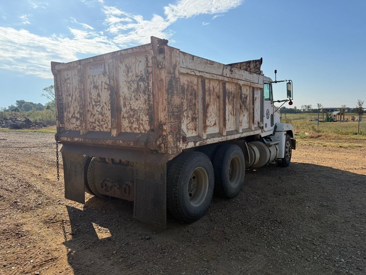 2003-freightliner-fld120-image-1