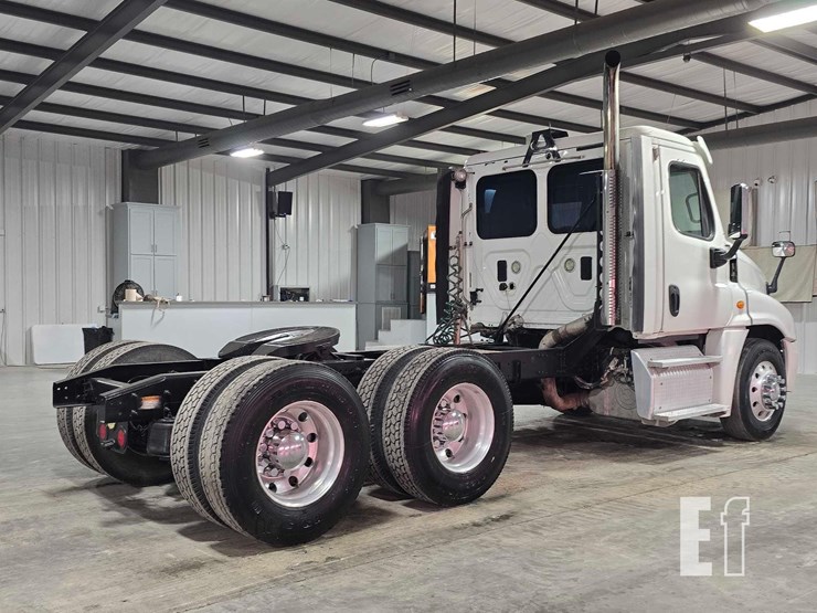 2013-freightliner-cascadia-125-image-3