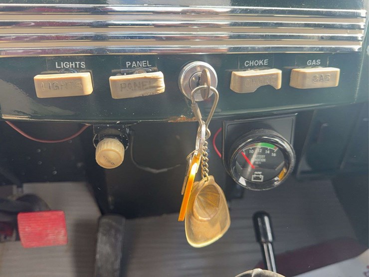 exceptional-international-kb-7-truck-with-fifth-wheel-hitch-image-94