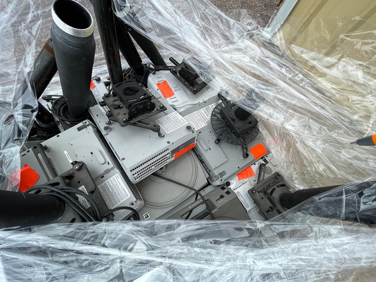 #4685-•-pallet-of-assorted-projectors-image-5