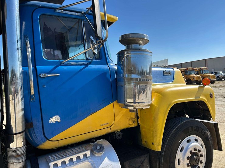 1989-mack-r688st-image-11