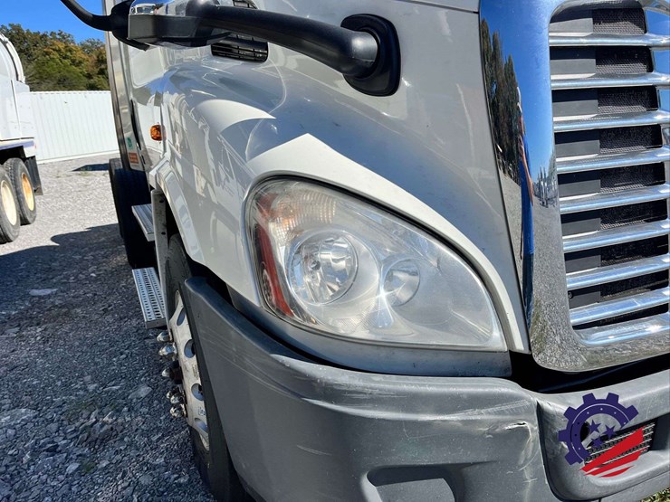 2017-freightliner-cascadia-t/a-truck-tractor-image-10