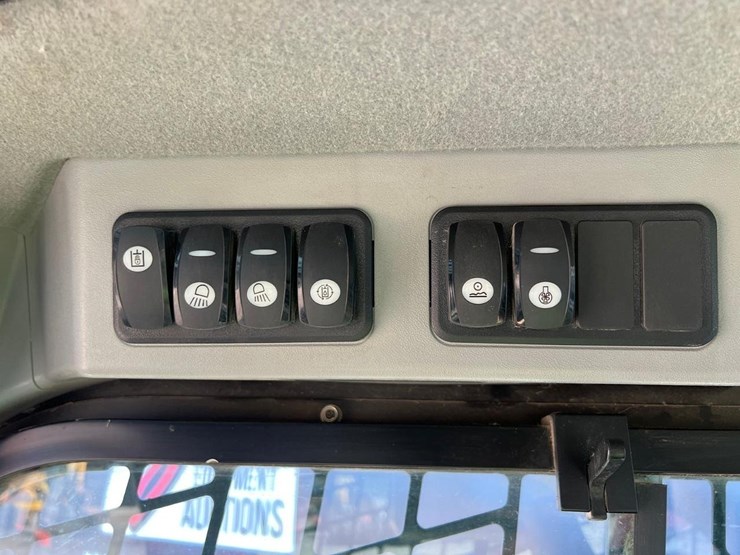 2018-caterpillar-299d2-xhp-image-22