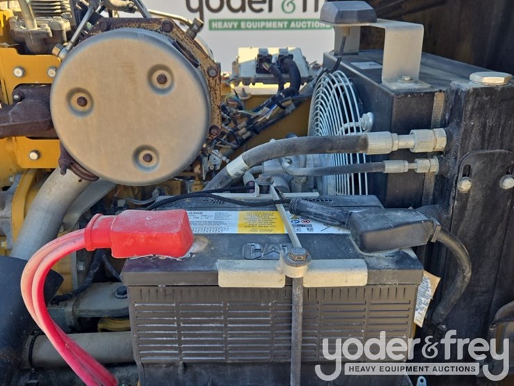 2018-caterpillar-cb34b-image-34