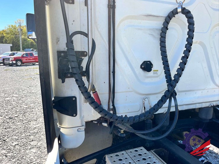 2018-freightliner-cascadia-t/a-truck-tractor-image-28