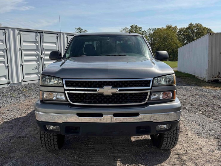 2006-chevrolet silverado-pick-up-image-8