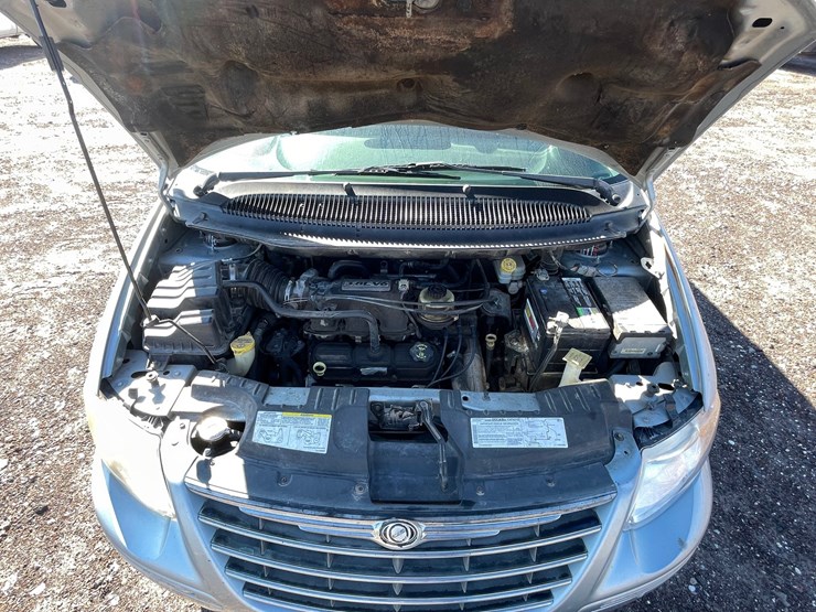 2005-chrysler-town-&-country-image-65